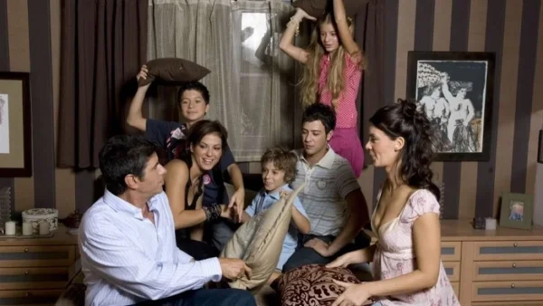 Ευτυχισμένοι Μαζί: Έκανε "μπαμ" αλλά δεν το πρόσεξε κανείς - Το απίστευτο σεναριακό λάθος αποκαλύφθηκε 14 χρόνια μετά