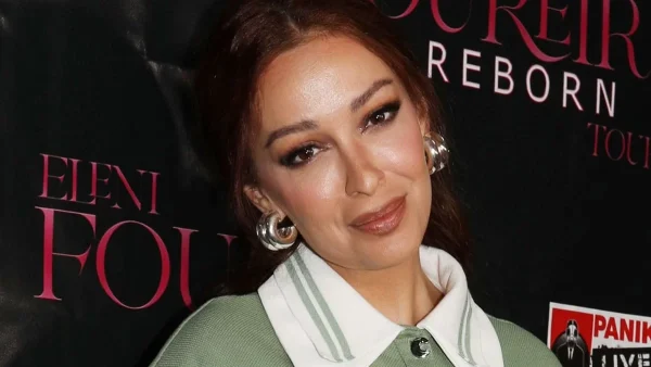 Σε ονειρικό ξενοδοχείο στην Κρήτη - Η φωτογραφία της Ελένης Φουρέιρα με το μωρό της αγκαλιά δίπλα στην πισίνα με θέα το ηλιοβασίλεμα