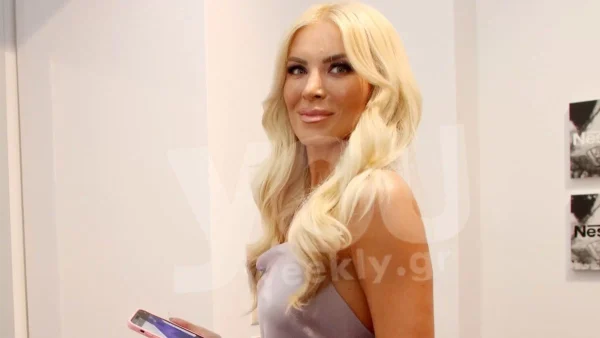 Με κάδρα, ροζ πούπουλα και σουέτ πολυθρόνα - Το παραμυθένιο καμαρίνι της Καινούργιου στον Alpha