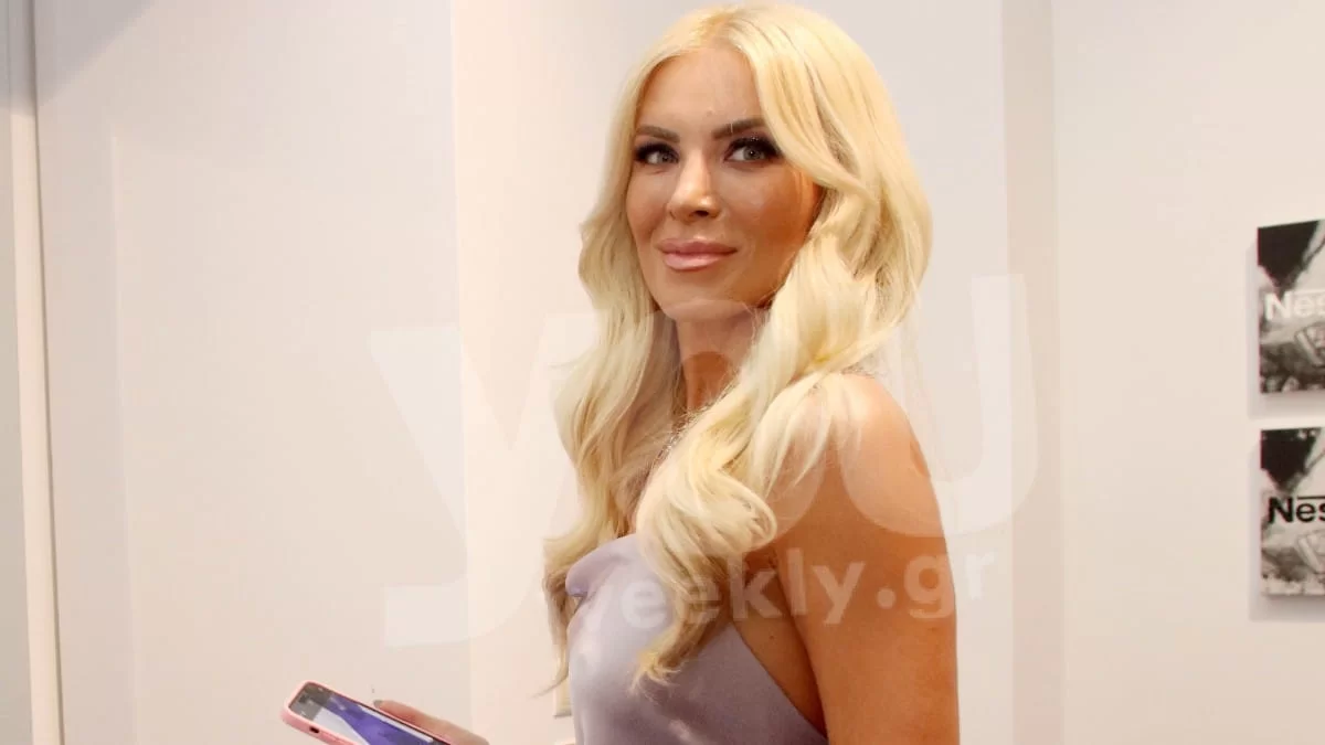 Με κάδρα, ροζ πούπουλα και σουέτ πολυθρόνα - Το παραμυθένιο καμαρίνι της Καινούργιου στον Alpha