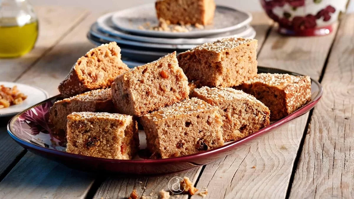 Αφράτη φανουρόπιτα στο φούρνο σε 10' - Τα δύο μυστικά της Αργυρώς Μπαρμπαρίγου για να μη λασπώνει