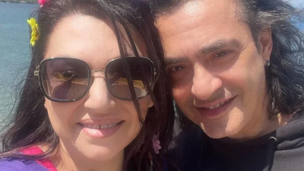 Με πετσέτα στο κεφάλι & αγκαλιά με ένα σεντόνι - Η φωτογραφία της Καίτης Γαρμπή που τράβηξε ο Διονύσης Σχοινάς