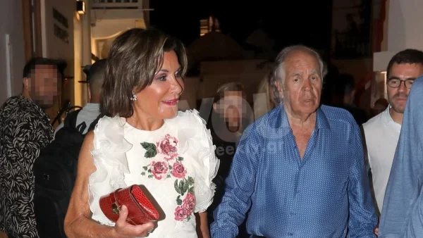 Με μίνι λευκό φόρεμα στα Ματογιάννια με τον σύζυγο, Θεόδωρο, και τους δύο γιους της - Σπάνιες φωτογραφίες από την βραδινή έξοδο της Γιάννας Αγγελοπούλου Δασκαλάκη