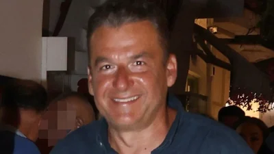 Χαμογελούσαν και οι τρεις στον φωτογράφο - Στην Μύκονο ο Γιώργος Λιάγκας με τα παιδιά του, Δημήτρη & Γιάννη