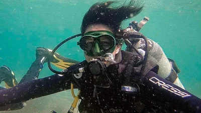 Η άλλη πλευρά της Στέλλας Γκαντώνα - Πέταξε τα σοβαρά φορέματα, έβαλε στολή κατάδυσης και βούτηξε στα βαθιά