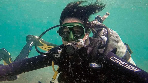 Η άλλη πλευρά της Στέλλας Γκαντώνα - Πέταξε τα σοβαρά φορέματα, έβαλε στολή κατάδυσης και βούτηξε στα βαθιά