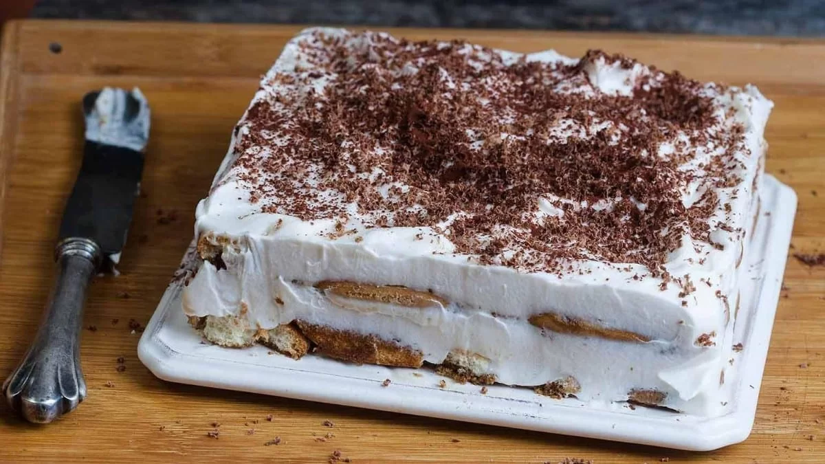 Υγιεινό γλυκό ψυγείου χωρίς αυγά - 10λεπτο με γεύση σοκολάτα και κρέμα