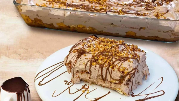 Γλυκό ψυγείου με μπισκότα με αφράτη μους - Καλοκαιρινός πειρασμός έτοιμος σε 10 λεπτά