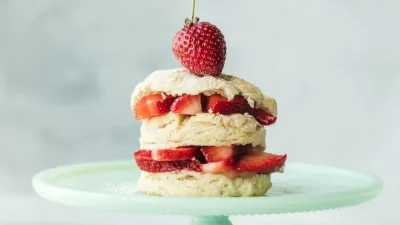 Μοιάζει με cheesecake αλλά δεν είναι - Το γλυκό ψυγείου "της μαμάς" με κρέμα, μπισκότα και φράουλες