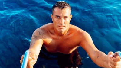 Αγκαλιές και φιλιά για το Χανταμπάκη και την ξανθιά κόρη του - Την είχε πάρει στους ώμους του μέσα στη θάλασσα