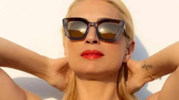 Δε φορούσε τίποτα από μέσα - Η αποκαλυπτική φωτογραφία της Μαρίας Ηλιάκη με λευκό σεντόνι