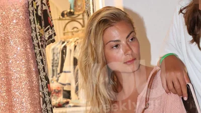 Πολύ μαυρισμένη χωρίς ίχνος μακιγιάζ - Ο φακός ''τσάκωσε'' τη Δέσποινα Καμπούρη στα σοκάκια της Μυκόνου