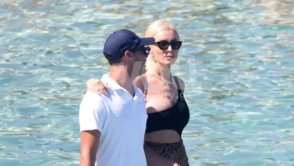 Με λεοπάρ φούστα και ολόσωμο μαύρο μαγιό - Αποκλειστικές φωτογραφίες από τις διακοπές της Κατερίνας Καινούργιου στη Μύκονο με ιδιαίτερη παρέα