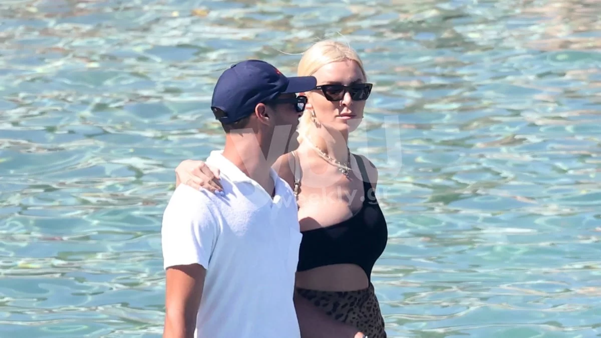 Με λεοπάρ φούστα και ολόσωμο μαύρο μαγιό - Αποκλειστικές φωτογραφίες από τις διακοπές της Κατερίνας Καινούργιου στη Μύκονο με ιδιαίτερη παρέα