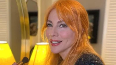 Χωρίς ρετούς με γραμμωμένους κοιλιακούς - Έτσι είναι το σώμα της Σμαράγδας Καρύδη στα 53 της με μαγιό