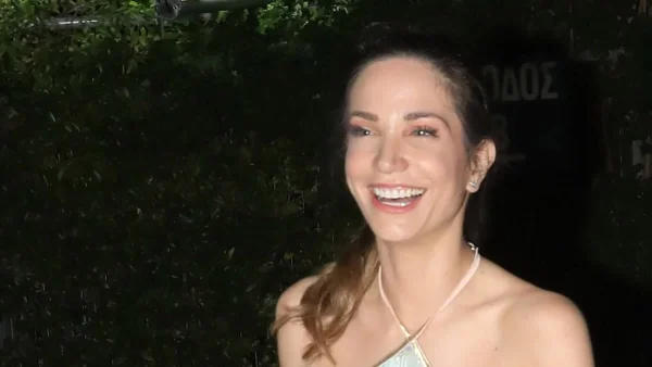 Κορμί "λαμπάδα" η Κατερίνα Γερονικολού - Οι "καυτές" πόζες πάνω στο τεράστιο καταμαράν που κάνει διακοπές με τον Γιάννη Τσιμιτσέλη