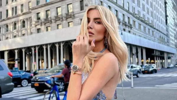 «Μου χρωστάς έναν Αύγουστο» - Το μήνυμα της Κατερίνας Καινούργιου πίσω από τις φωτογραφίες με το ολόσωμο μαγιό της στην Αντίπαρο