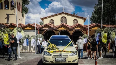 Νέα Φιλαδέλφεια: Πλήθος κιτρινόμαυρων στεφανιών - Οδύνη στο τελευταίο αντίο του 29χρονου Μιχάλη Κατσούρη