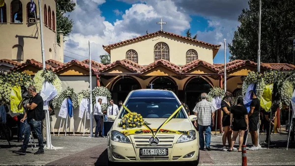 Νέα Φιλαδέλφεια: Πλήθος κιτρινόμαυρων στεφανιών - Οδύνη στο τελευταίο αντίο του 29χρονου Μιχάλη Κατσούρη