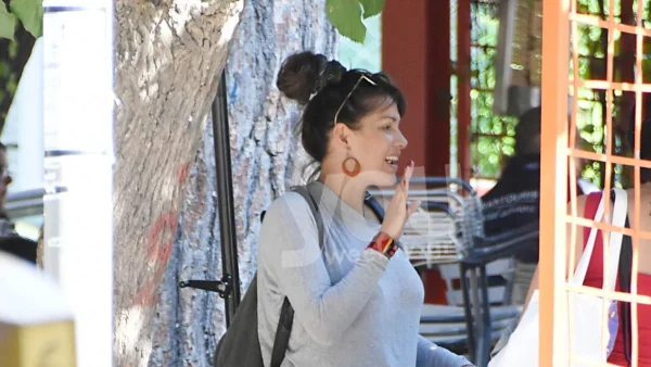 Τα "έσπασε" σε πανηγύρι στη Γαύδο μέχρι το πρωί με την μοναχοκόρη της - Το βίντεο της Κλέλιας Ρένεση με τη μικρή Κοραλία