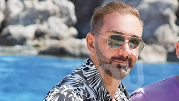 Παρέλαση με βεγγαλικά σε μαγαζί της Μυκόνου - Η τεράστια τούρτα γενεθλίων και η έκπληξη στον Κοκλώνη