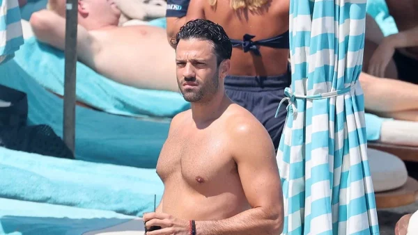 Πανηγύριζε σε γνωστή παραλία της Μυκόνου - Αποκλειστικές φωτογραφίες από τις βόλτες του Κωνσταντίνου Αργυρού με το τζετ σκι & ιδιαίτερη παρέα