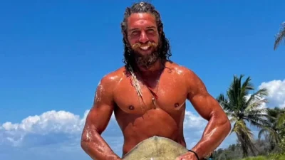 Παντρεύτηκε ο αδερφός του Κόρομι - Με θαλασσί κοστούμι συνοδευόμενος από την καλλονή σύντροφό του