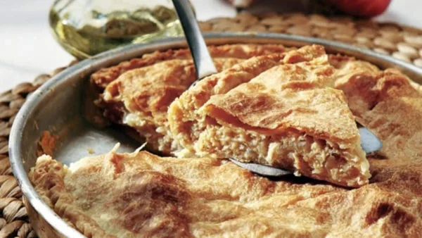 Ζουμερή τυρόπιτα με γιαούρτι, κρεμμύδι και πατάτα - Μια παραλλαγή της κλασικής συνταγής