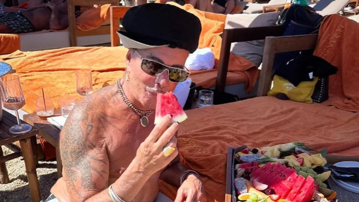 Θύελλα αντιδράσεων με τις ολόγυμνες φωτογραφίες του Λάκη Γαβαλά