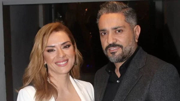 Ντυμένη στα ροζ πόζαρε ευτυχισμένη στην αγκαλιά του - Διακοπές στην Ιταλία Βάσω Λασκαράκη και Λευτέρης Σουλτάτος