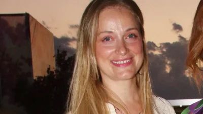 Ευτυχισμένη ξανά μήνες μετά το διαζύγιο της - Τα γέλια και οι πόζες της Λενας Δροσάκη με ολόσωμο μαγιό σε πισίνα