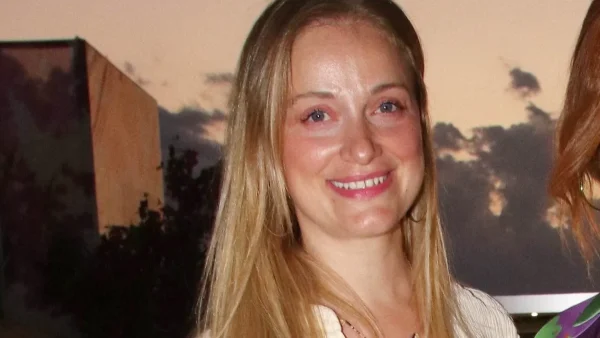 Ευτυχισμένη ξανά μήνες μετά το διαζύγιο της - Τα γέλια και οι πόζες της Λενας Δροσάκη με ολόσωμο μαγιό σε πισίνα