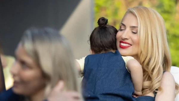 «Το ωραιότερο του κόσμου» - "Έλιωσε" η Μαρία Ηλιάκη με το δώρο που της έκανε η κόρη της, Κατερίνα