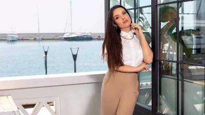 Η Μαρία Μπέη ποζάρει δίπλα στην θάλασσα