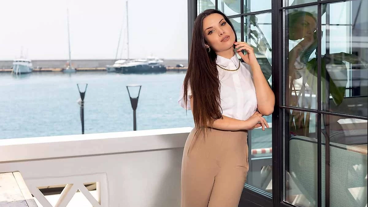 Η Μαρία Μπέη ποζάρει δίπλα στην θάλασσα