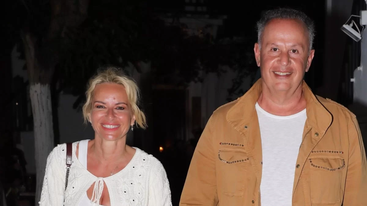 Με τέρμα επίπεδη κοιλιά πλάι στο κύμα - Αρετουσάριστη φωτογραφία της Μαρίας Μπεκατώρου με δίχρωμο μπικίνι