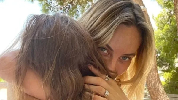 Μαμά και κόρη αγκαλιασμένες πάνω στα βράχια - Η νέα τρυφερή ανάρτηση της Ελεονώρας Μελέτη με τη μικρή Αλεξάνδρα