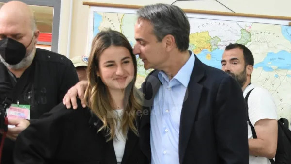 Άναψαν μαζί κεράκι στην Παναγία της Τήνου - Φωτογραφίες από την επίσκεψη του Κυριάκου Μητσοτάκη με την κόρη του, Δάφνη, στην εκκλησία