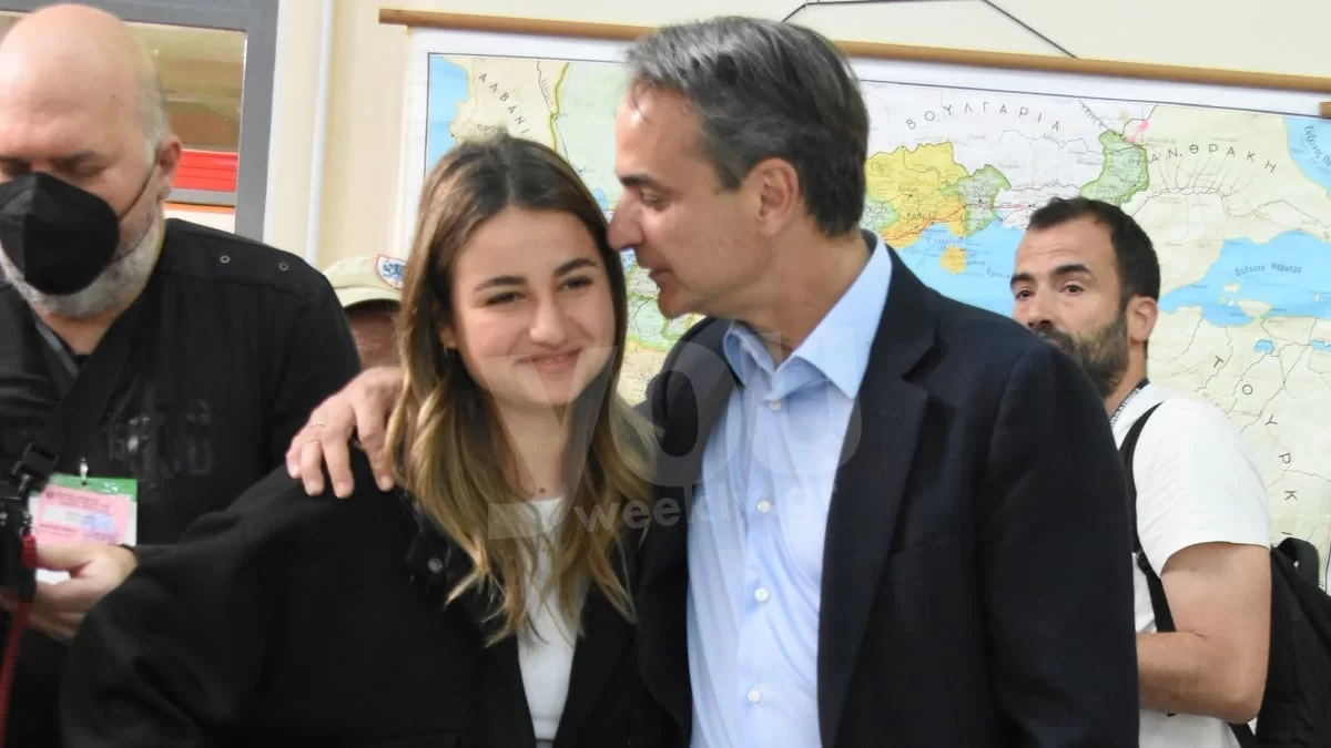 Άναψαν μαζί κεράκι στην Παναγία της Τήνου - Φωτογραφίες από την επίσκεψη του Κυριάκου Μητσοτάκη με την κόρη του, Δάφνη, στην εκκλησία