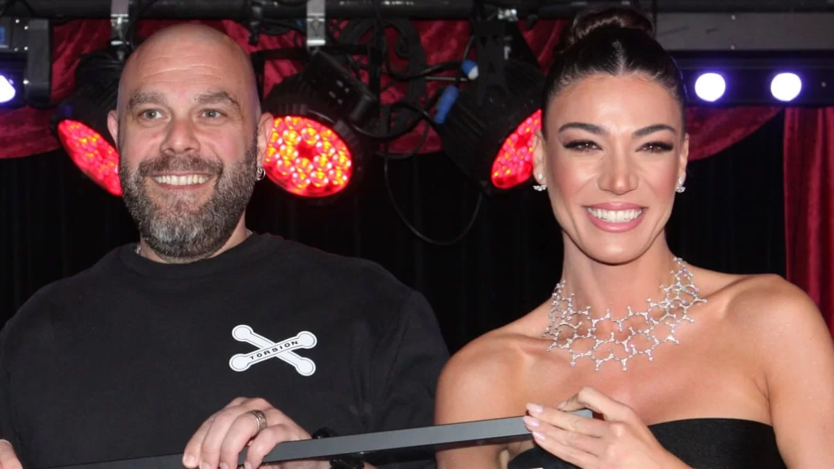 Τοίχος από τούβλα, μαύρα έπιπλα & πράσινος κήπος - Φωτογραφίες από το σπίτι Ήβης Αδάμου και Μιχάλη Κουϊνέλη στην Αλεξανδρούπολη