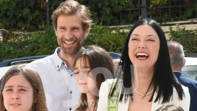 Προσκύνησε μαζί με τα 3 του παιδιά - Το τάμα του Μουμούρη και της συζύγου του στην Παναγία της Τήνου