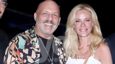 Με κίτρινο μαγιό η Μακρυπούλια και αμάνικο φανελάκι ο Μουτσινάς - Κοινές διακοπές σε κρυφό προορισμό