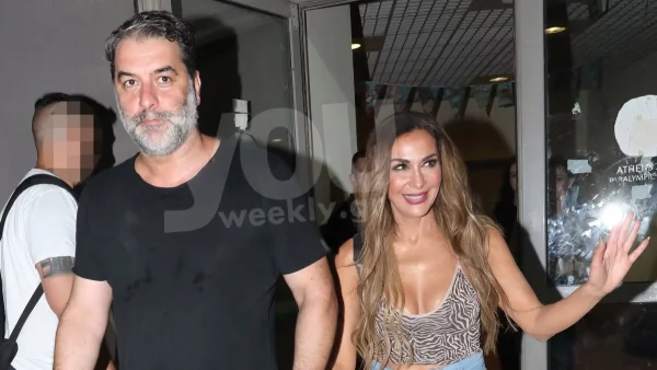 Την έπιανε από τη μέση ανάμεσα στα βράχια - Χαλασμός με την φωτογραφία της Δέσποινας Βανδή και του Βασίλη Μπισμπίκη με μαγιό στο Πήλιο