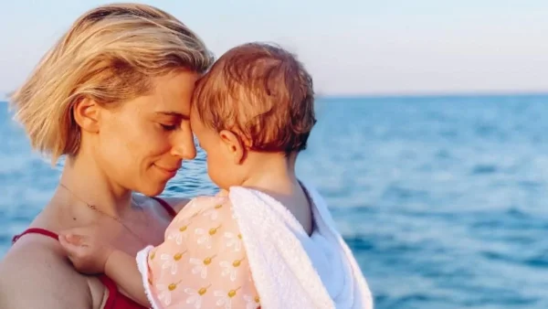 Με αέρινο φορεματάκι γεμάτο φράουλες - Στο αεροπλάνο η Νάντια Μπουλέ μαζί με την κορούλα της, Σεμέλη