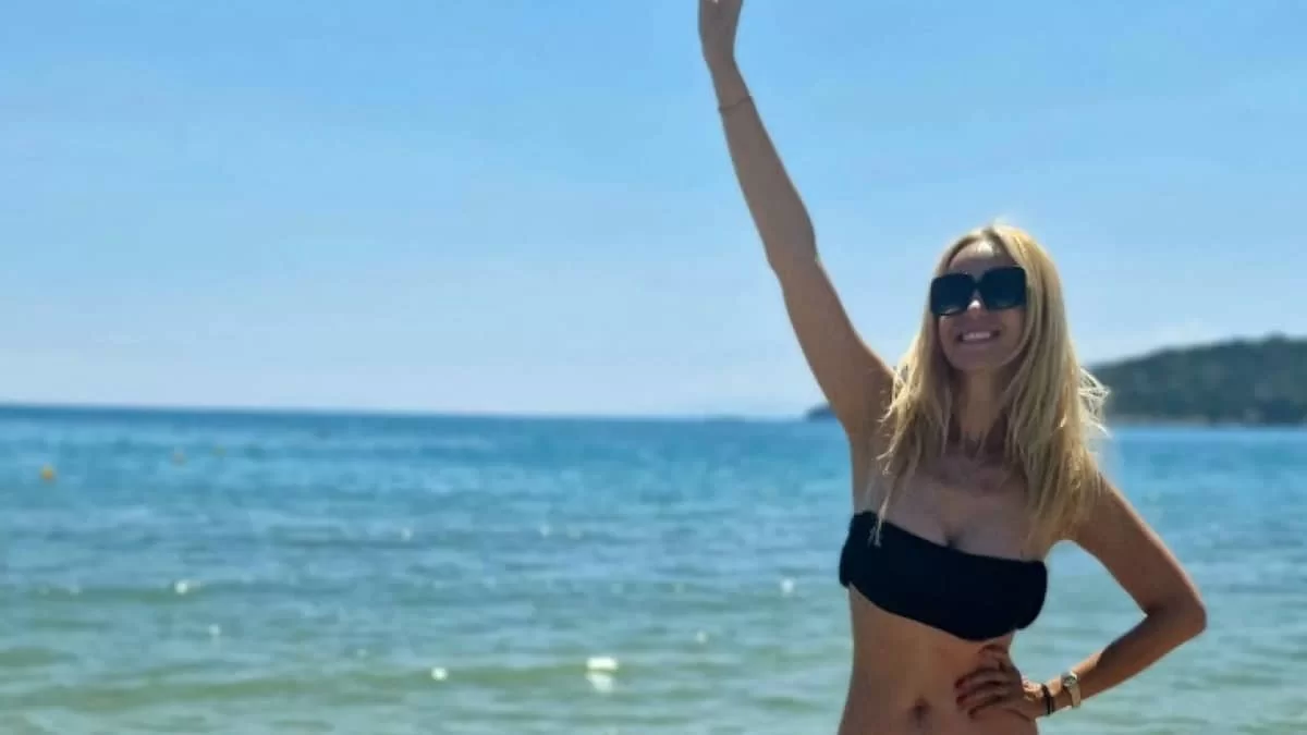 Ξαπλωμένη στην άμμο με λουλουδάτο μικροσκοπικό μπικίνι στην Κρήτη - "Αναβρασμός" στο Instagram με το κορμί και τα πανύψηλα πόδια της Ναταλί Κάκκαβα