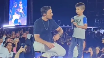 Καταχειροκροτήθηκε το βαφτιστήρι του Νίκου Βέρτη - Άφωνοι όλοι με την ερμηνεία του σε συναυλία του στην Κρήτη (Βίντεο)