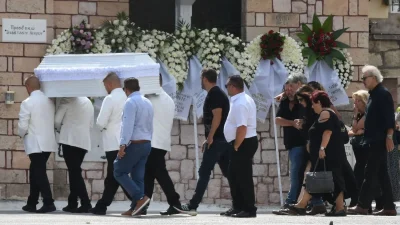 Οδυσσέας Σταμούλης: Σπαραγμός στην κηδεία του 11χρονου γιου του - Υποβασταζόμενος σε άσχημη κατάσταση ο ηθοποιός