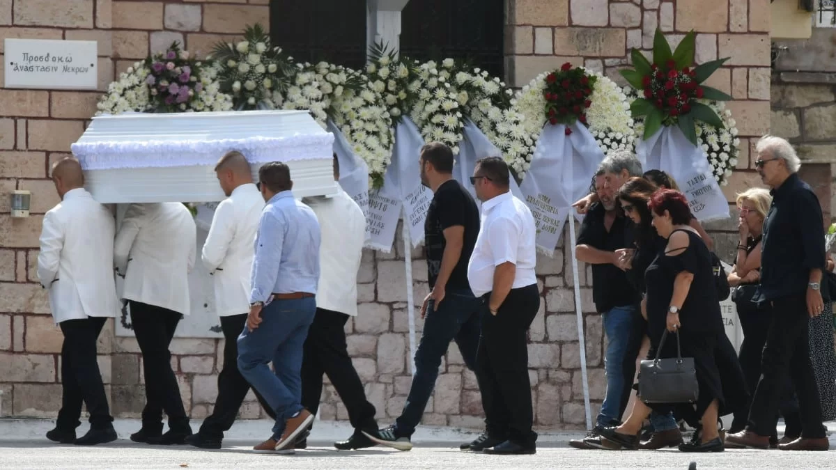 Οδυσσέας Σταμούλης: Σπαραγμός στην κηδεία του 11χρονου γιου του - Υποβασταζόμενος σε άσχημη κατάσταση ο ηθοποιός