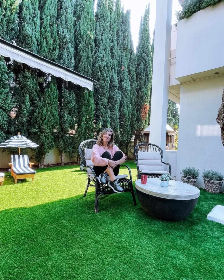 Αθηνά Οικονομάκου σπίτι κήπος