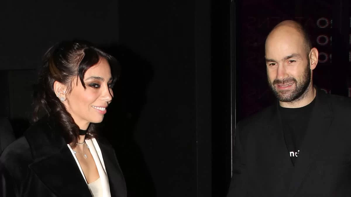 Με μαύρο εντυπωσιακό φόρεμα στο πλευρό του Βασίλη - Βραδινή έξοδος για Χοψονίδου & Σπανούλη σε ρομαντικό εστιατόριο